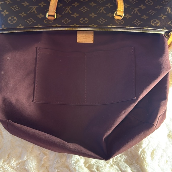 LV tote with small gold-plated key lock - Picture 10 of 11